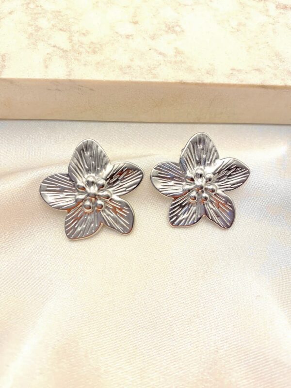 Arete relieve floral
