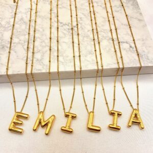 Collar con inicial estilo globo