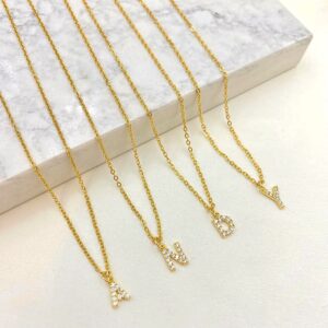 Collar con inicial mini estilo brillante