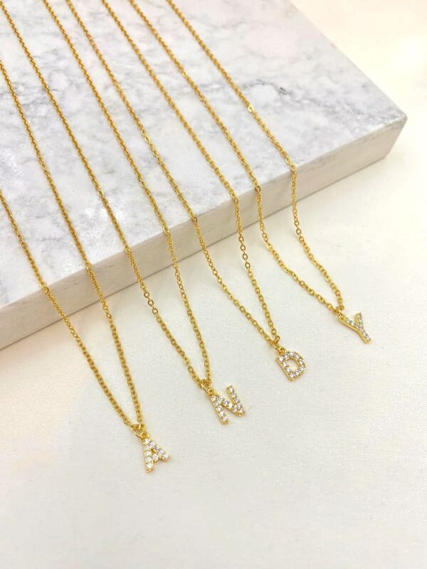 Collar con inicial mini estilo brillante