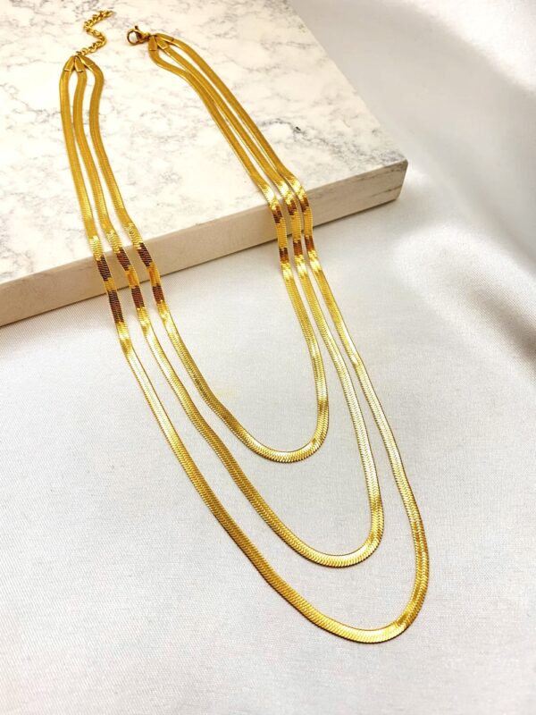 Collar triple dorado tipo serpiente