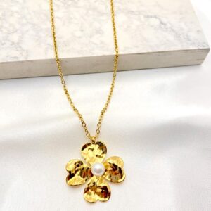 Collar dorado con dije de flor y perla