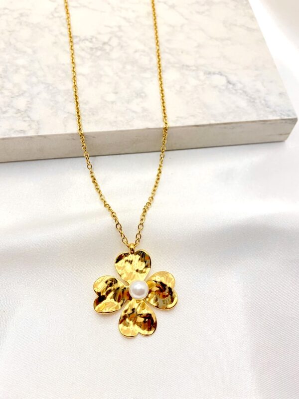 Collar dorado con dije de flor y perla