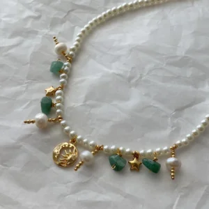 Collar de perlas con dijes dorados