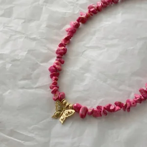 Collar de piedras rosas con dije de mariposas