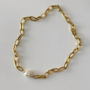 Collar de eslabones dorados con una perla blanca central