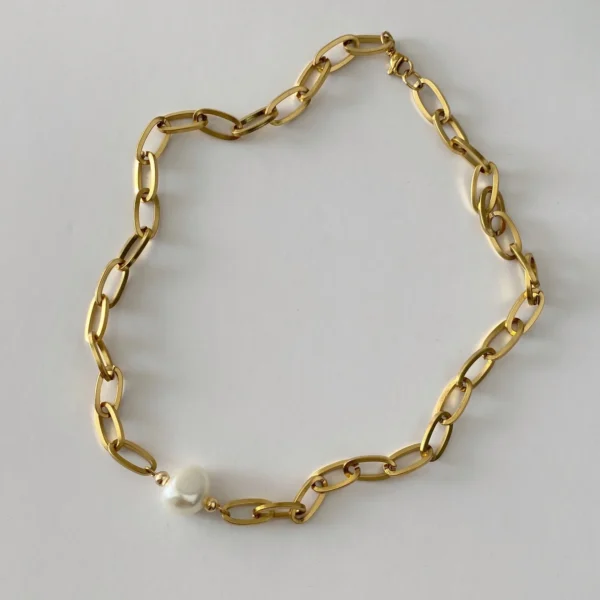 Collar de eslabones dorados con una perla blanca central