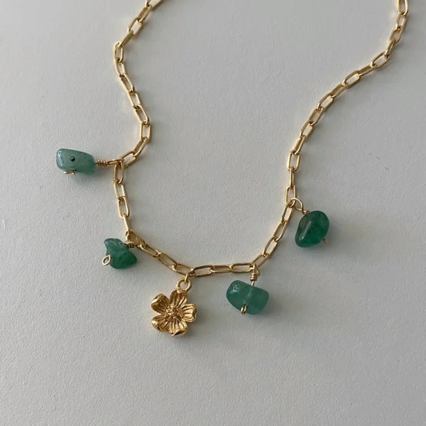 Collar dorado con dijes de piedras verdes