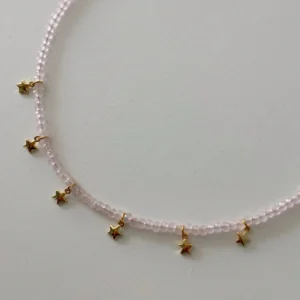 Collar rosa con y dijes de estrella.