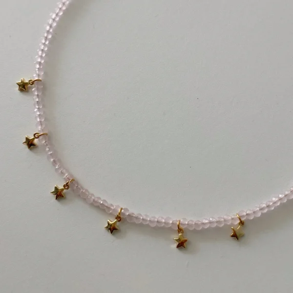 Collar rosa con y dijes de estrella.