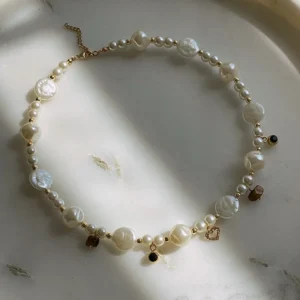 Collar de perlas blancas con dorados