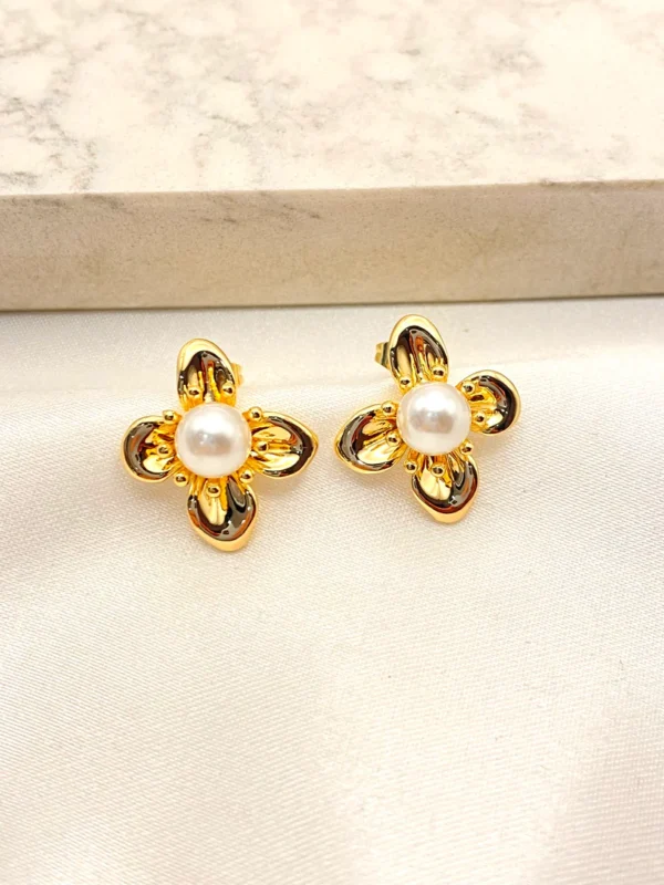 Aretes florecita con perla