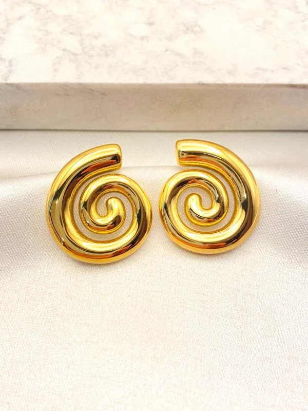 Aretes espiral dorada