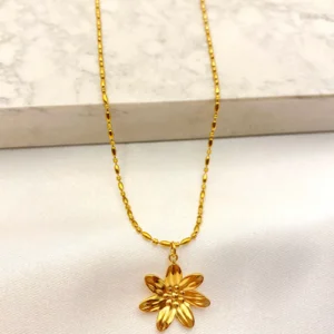 Collar dorado dije de flor brillante