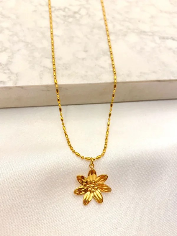 Collar dorado dije de flor brillante