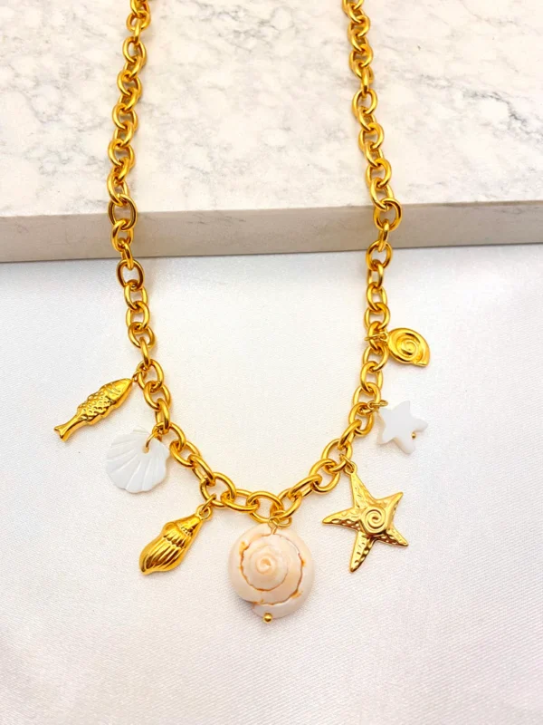 Collar de dijes dorados y caracol
